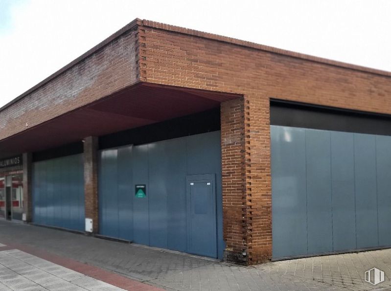 Retail for sale at Avenida Hispanidad, Fuenlabrada, Madrid, 28945 with door, composite material, brickwork, concrete, brick and building material around