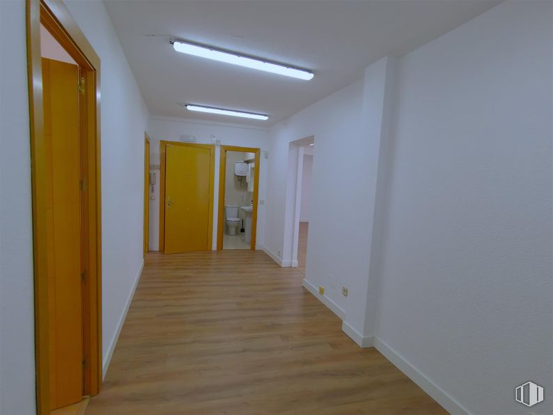 Office for rent at Calle Gran Vía, 28, Majadahonda, Madrid, 28220 with door, light fixture, lighting, flooring, floor, wall, wood, yellow, wood flooring and ceiling around