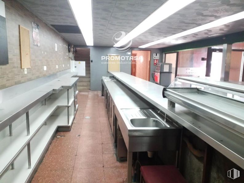 Retail for sale at Polígono Arganda, Arganda del Rey, Madrid, 28500 with lighting, light fixture, sink, flooring, floor, ceiling, building material, transparency, plywood and restaurant around