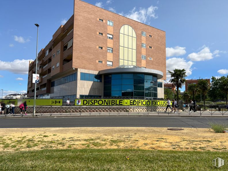 Local en venta en Avenida Valdearganda, Arganda del Rey, Madrid, 28500 con edificio, cielo, nube, planta, luz de la calle, ventana, diseño urbano, zona residencial, inmobiliario y fachada alrededor