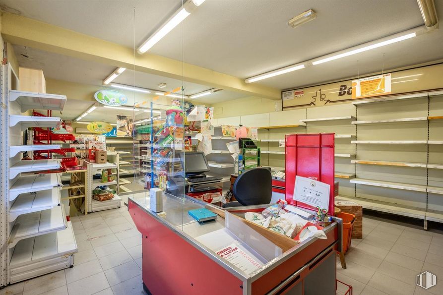 Local en alquiler y venta en Las Matas, Las Rozas de Madrid, Madrid, 28290 con alumbrado, lámpara, mueble, venta al por menor, estantería, tienda, estante, supermercado, limpieza y tienda de comestibles alrededor