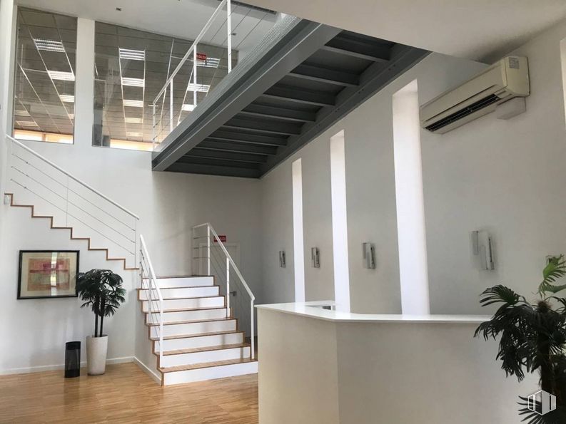 Oficina en alquiler y venta en Avenida Juan Camaruel, Leganés, Madrid, 28919 con planta de interior, marco, planta, edificio, ventana, escaleras, accesorio, madera, interiorismo y pasillo alrededor