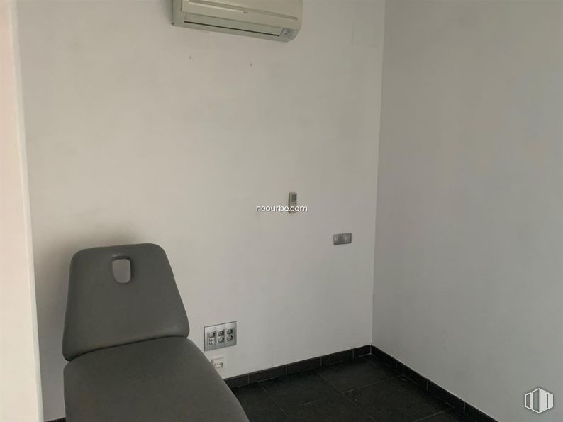 Retail for rent at Calle Agustín Rodríguez Sahagun, Ávila, 05003 with chair, building, grey, flooring, comfort, floor, fixture, wood, gas and armrest around