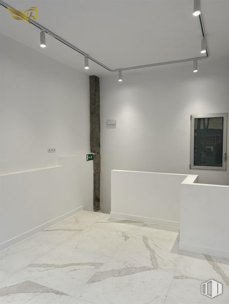 Retail for sale & for rent at Calle Bañeza, Fuencarral - El Pardo, Madrid, 28029 with window, lighting, wood, shade, building, comfort, floor, flooring, hardwood and ceiling around