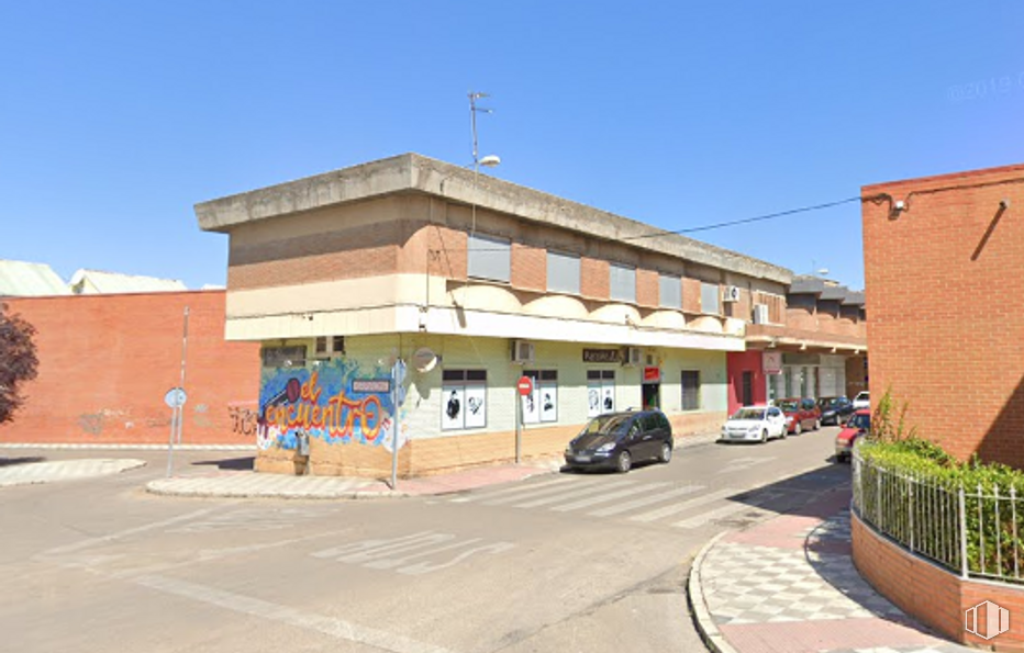 Retail for rent at Zona Reyes Católicos, Cuenca, 16003 with car, building, sky, plant, tire, vehicle, asphalt, window, commercial building and residential area around