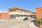 Retail for rent at Zona Reyes Católicos, Cuenca, 16003 with car, building, sky, plant, tire, vehicle, asphalt, window, commercial building and residential area around