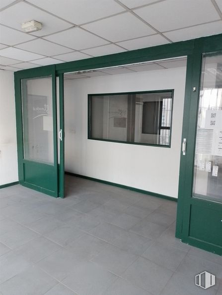 Industrial for rent at Calle Luis I, Villa de Vallecas, Madrid, 28031 with door, building, fixture, floor, flooring, hall, glass, ceiling, facade and event around