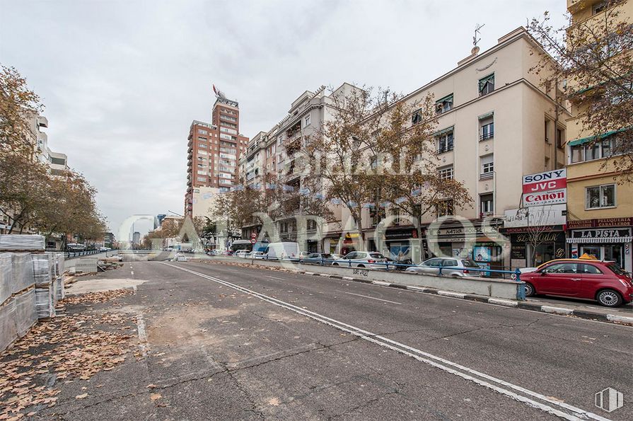 Local en alquiler en Calle Francisco Silvela, 76, Salamanca, Madrid, 28028 con edificio, cielo, durante el día, coche, nube, vehículo, ventana, superficie de la carretera, rueda y asfalto alrededor