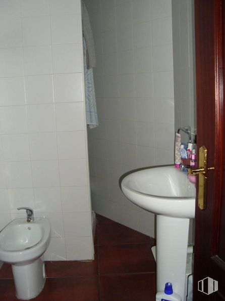 Office for sale at Calle Gabriel y Galán, 4, Ávila, 05001 with plumbing fixture, bathroom, fluid, purple, bathroom sink, tap, plumbing, composite material, flooring and ceramic around