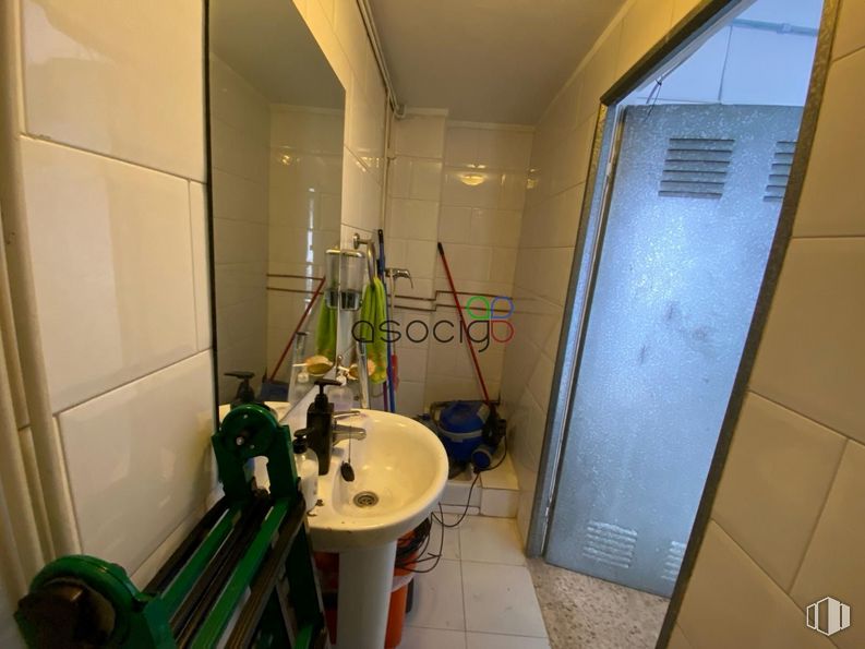 Retail for sale at Casco histórico, Guadalajara, 19001 with sink, property, plumbing fixture, tap, interior design, floor, building, plumbing, flooring and bathroom around