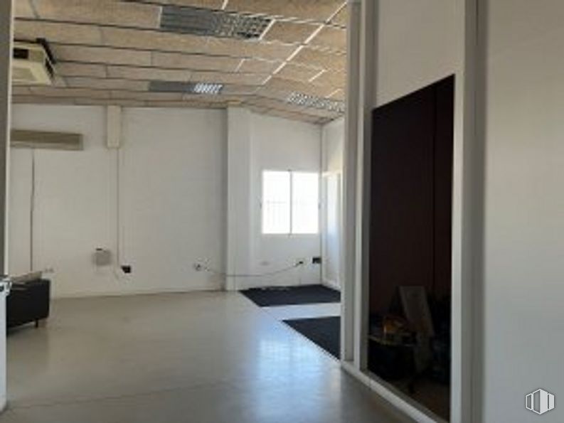 Industrial for rent at Camino Carrera, Fuente el Saz de Jarama, Madrid, 28140 with window, furniture, fixture, wood, hall, interior design, building, flooring, ceiling and hardwood around