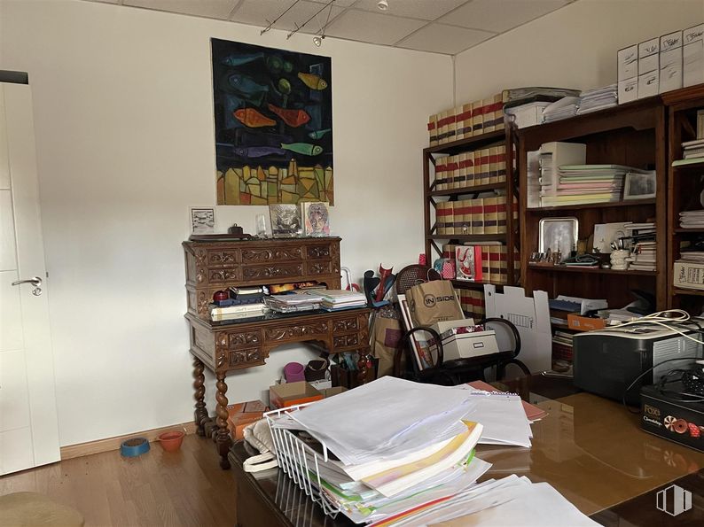 Office for rent at Calle Gobernador, Aranjuez, Madrid, 28300 with door, bookcase, furniture, shelf, shelving, wood, flooring, interior design, lighting and floor around