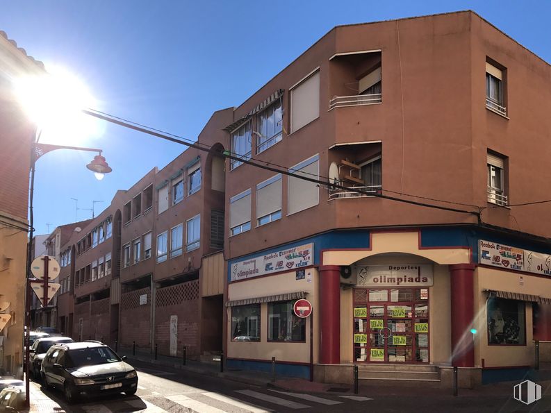 Retail for rent at San Roque-Concordia-Adoratrices, Guadalajara, 19002 with car, building, automotive parking light, sky, property, window, street light, tire, infrastructure and wheel around