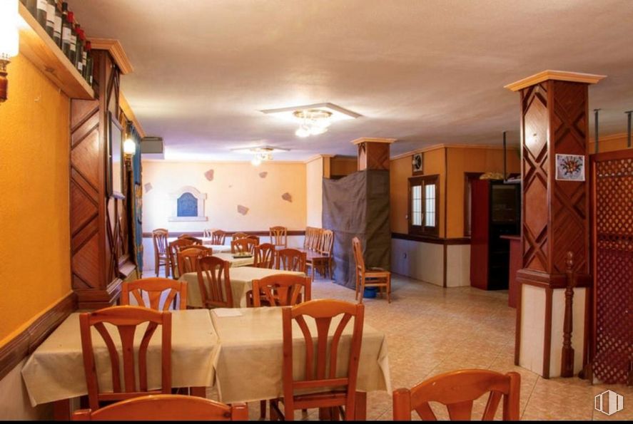 Retail for sale & for rent at Plaza Mayor, Ayllón, Segovia, 40520 with lighting, chair, table, furniture, wood, interior design, picture frame, floor, flooring and ceiling around