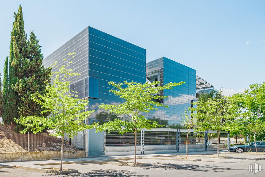 Oficina en alquiler en Avenida Industria, 22, Tres Cantos, Madrid, 28760 con edificio, coche, cielo, árbol, diseño urbano, bloque de pisos, luz de la calle, condominio, sombra y casa alrededor