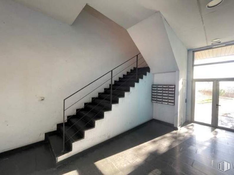 Oficina en venta en Calle Tomillo, Colmenar Viejo, Madrid, 28770 con botellero, puerta, edificio, accesorio, madera, escaleras, suelo, material compuesto, suelos y planta alrededor