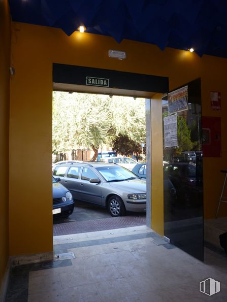 Local en venta en Calle Murillo, 15, Alcalá de Henares, Madrid, 28805 con coche, neumático, luz de estacionamiento, rueda, propiedad, vehículo, iluminación del automóvil, vehículo de motor, edificio y diseño automovilístico alrededor