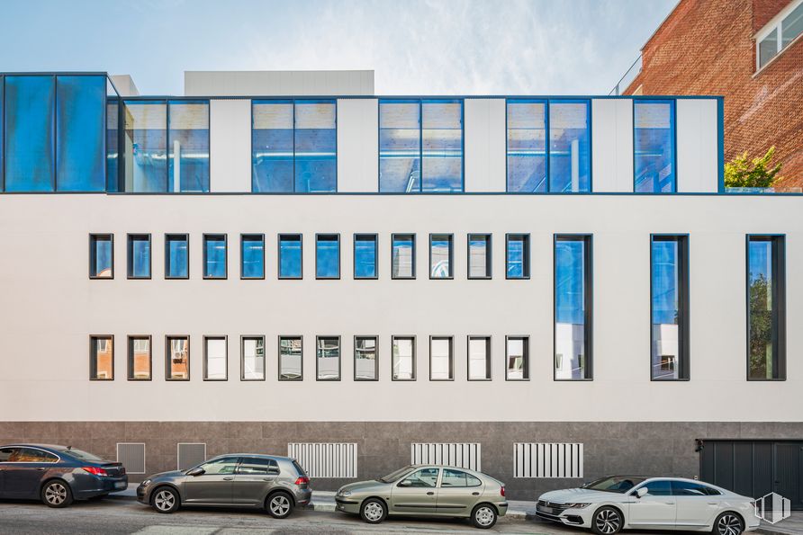 Office for rent at Calle Áncora, 40, Arganzuela, Madrid, 28045 with car, building, automotive parking light, tire, wheel, land vehicle, vehicle, motor vehicle, window and urban design around