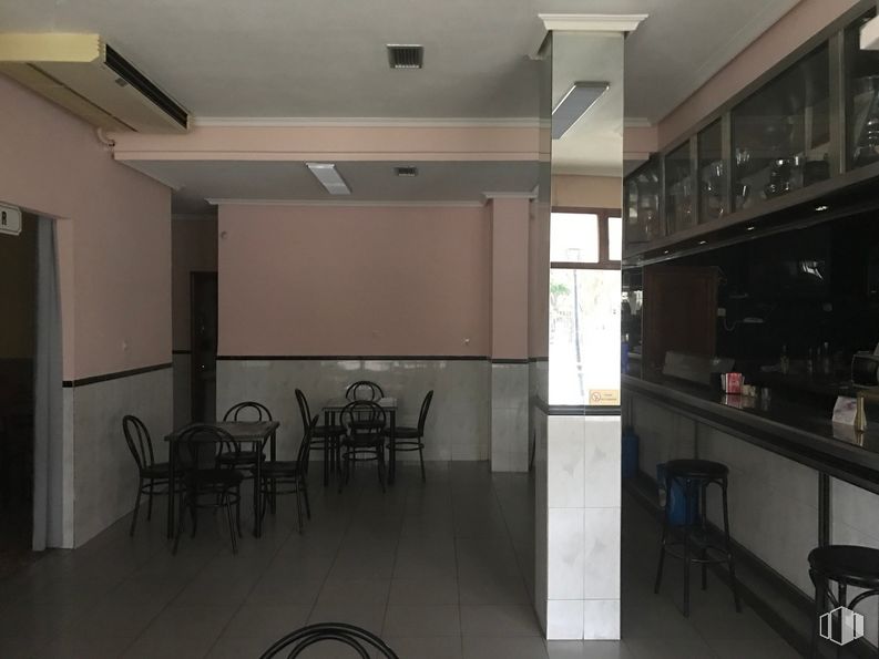 Retail for sale at Plaza San Francisco, 1, Ávila, 05005 with stool, furniture, table, chair, cabinetry, flooring, floor, building, real estate and kitchen around