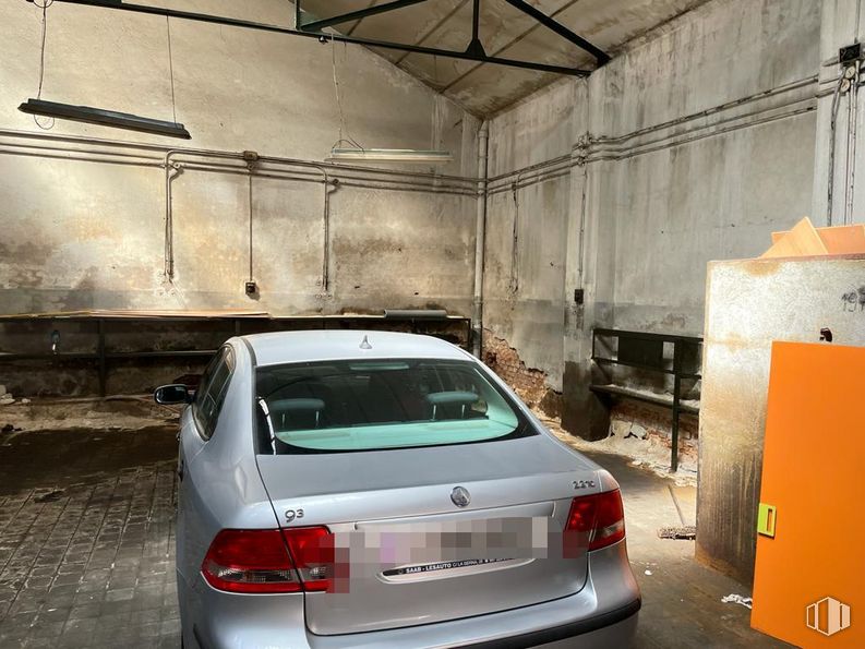 Nave en alquiler en Calle Sierra de Los Filabres, Puente de Vallecas, Madrid, 28038 con coche, mesa de trabajo, luz de estacionamiento automotriz, luz trasera y de freno automotriz, placa de matrícula del vehículo, vehículo, neumático, iluminación automotriz, neumático automotriz y luz alrededor