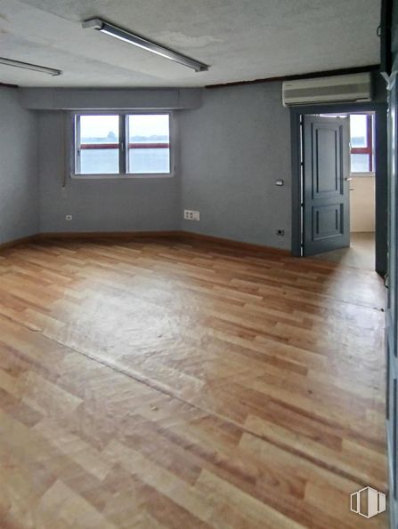 Nave en venta en Zona Loranca, Fuenlabrada, Madrid, 28942 con puerta, ventana, lámpara, alumbrado, accesorio, madera, hall, suelos, suelo y material de construcción alrededor