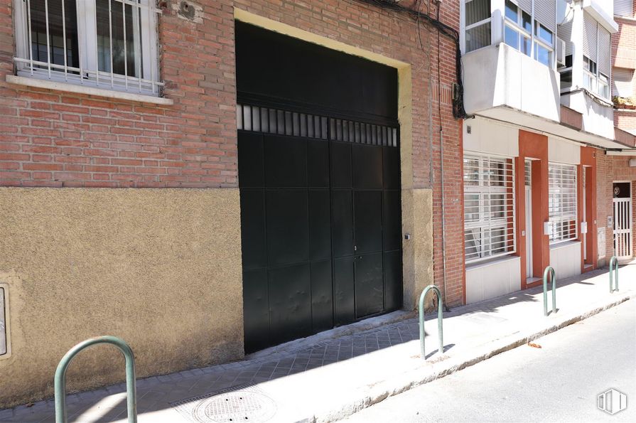 Nave en alquiler en Calle Garci-Nuño, 35, Tetuán, Madrid, 28029 con ventana, edificio, superficie de la carretera, ladrillo, albañilería, asfalto, acera, madera, puerta y fachada alrededor