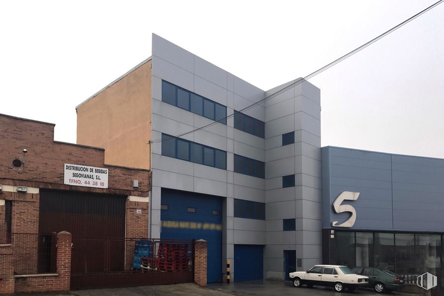 Industrial for sale & for rent at Polígono Industrial El Cerro, Segovia, 40006 with car, building, window, automotive parking light, daytime, property, sky, wheel, tire and vehicle around