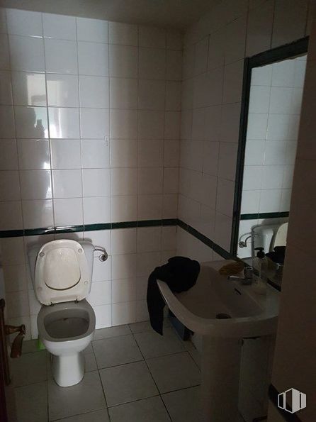 Retail for rent at Calle Colón, Cuenca, 16002 with toilet, sink, bathroom, plumbing fixture, mirror, fixture, bathroom sink, interior design, building and floor around