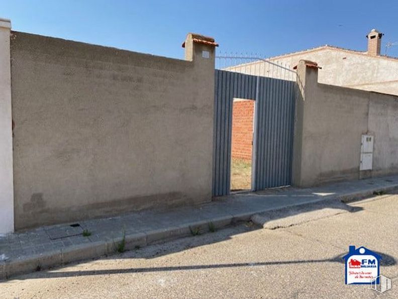 Land for sale at Zona Muletera, Sonseca, Toledo, 45100 with building, sky, road surface, asphalt, composite material, gas, door, facade, brick and landscape around