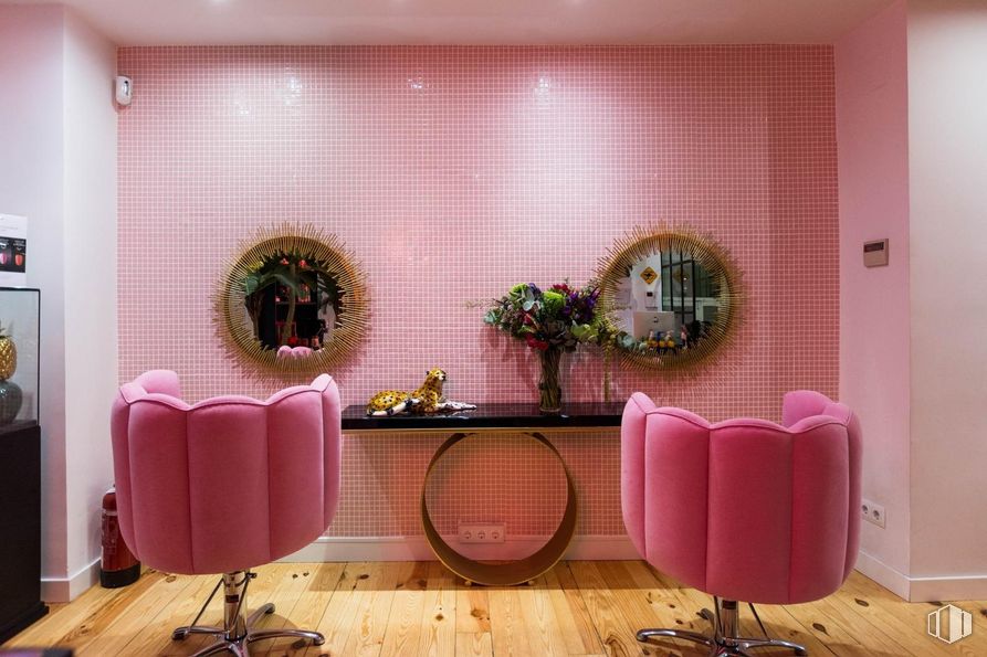 Retail for rent at Zona Chueca - Justicia, Centro, Madrid, 28004 with chair, mirror, interior design, furniture, pink, purple, paint, living room, lamp and personal care around