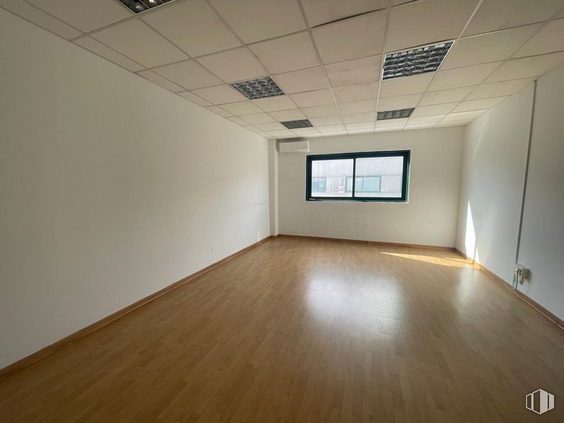 Oficina en alquiler en Calle Azuela, Collado Villalba, Madrid, 28400 con ventana, edificio, hall, accesorio, madera, suelos, madera dura, casa, suelo laminado y tinte para madera alrededor