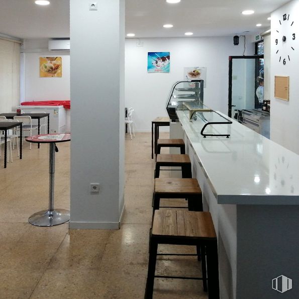 Local en alquiler en Calle Alfonso XII, Móstoles, Madrid, 28934 con mesa, taburete, mueble, edificio, accesorio, alumbrado, silla, pavimento, piso y puerta alrededor