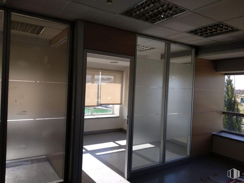 Office for rent at Zona Centro Comercial Tres Aguas, Alcorcón, Madrid, 28922 with wardrobe, building, fixture, automotive exterior, house, door, vehicle door, flooring, automotive design, window and glass around