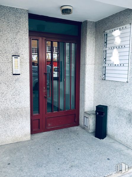 Oficina en alquiler en Calle Luis I, 11, Villa de Vallecas, Madrid, 28031 con persiana de la ventana, puerta, contenedor de basura, accesorio, contención de residuos, madera, edificio, puerta de casa, material compuesto y gas alrededor