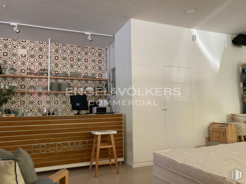 Retail for sale at Calle Lagasca, 85, Salamanca, Madrid, 28001 with stool, bed, furniture, building, wood, interior design, house, floor, flooring and table around