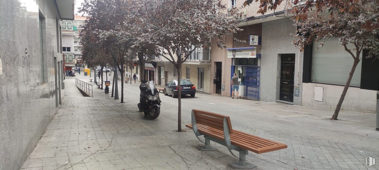 Retail for sale & for rent at Calle Alfares, 4, Alcorcón, Madrid, 28922 with bench, car, building, land vehicle, wheel, tire, outdoor bench, vehicle, road surface and tree around