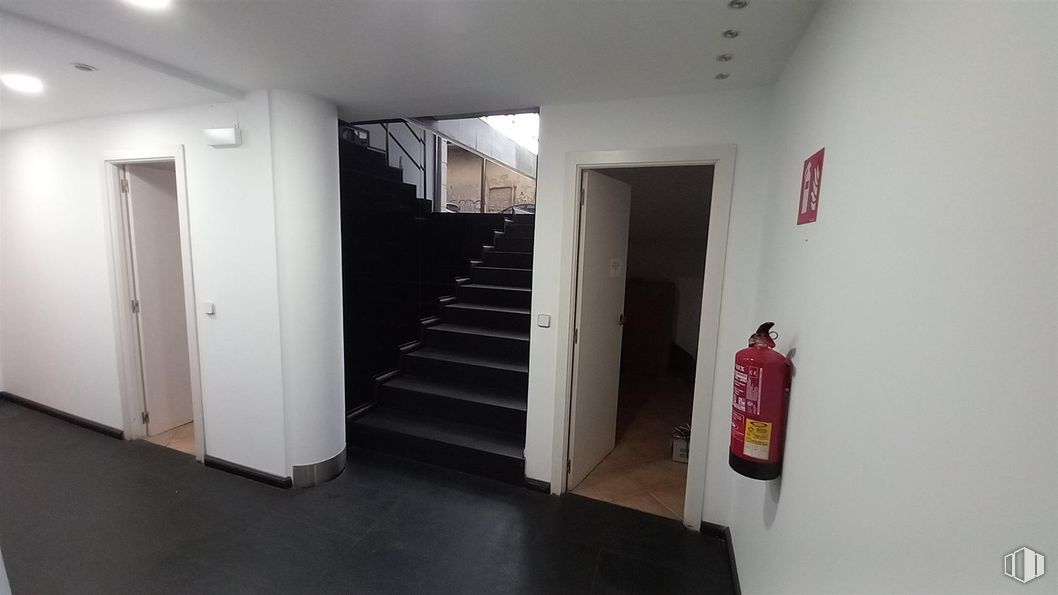 Local en alquiler y venta en Calle Abastos, 94, Aranjuez, Madrid, 28300 con puerta, suelos, suelo, madera, interiorismo, escaleras, gris, madera dura, tinte para madera y suelos de madera alrededor