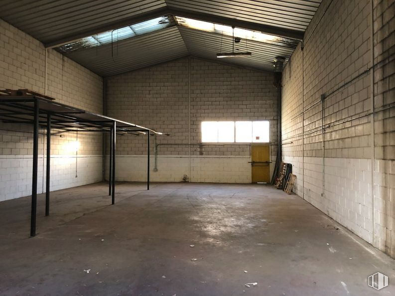 Industrial for rent at Polígono Industrial Albresa, Valdemoro, Madrid, 28342 with window, building, house, wood, hall, floor, flooring, shade, door and ceiling around