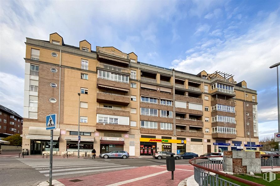 Retail for sale at Calle Rafael Alberti, 11, Collado Villalba, Madrid, 28400 with building, cloud, sky, street light, window, plant, condominium, urban design, tower block and car around