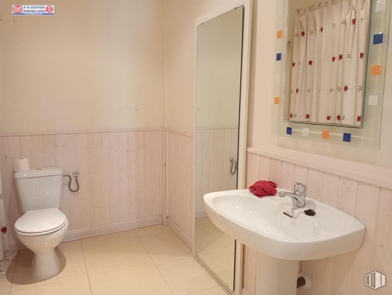 Retail for sale at Zona centro, Villafranca de los Caballeros, Toledo, 45730 with toilet, sink, plumbing fixture, mirror, tap, property, bathroom sink, bathroom, purple and building around