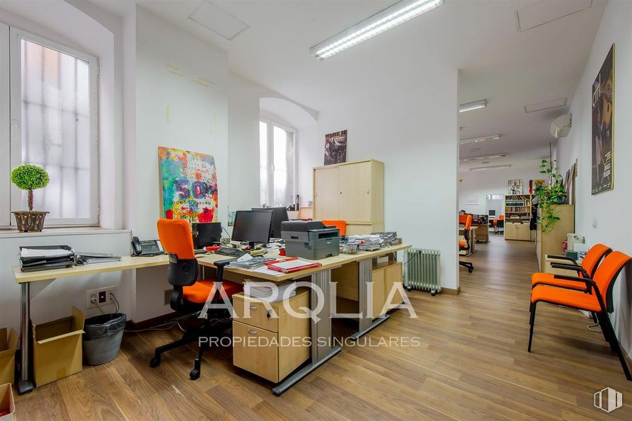 Oficina en venta en Calle Ferraz, Moncloa - Aravaca, Madrid, 28008 con silla, pantalla de ordenador, alumbrado, lámpara, planta de interior, ventana, mesa, mueble, edificio y naranja alrededor