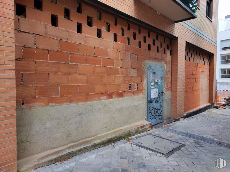 Local en alquiler en Zona Guindalera, Salamanca, Madrid, 28028 con puerta, ventana, albañilería, ladrillo, madera, superficie de la carretera, edificio, material de construcción, acera y asfalto alrededor