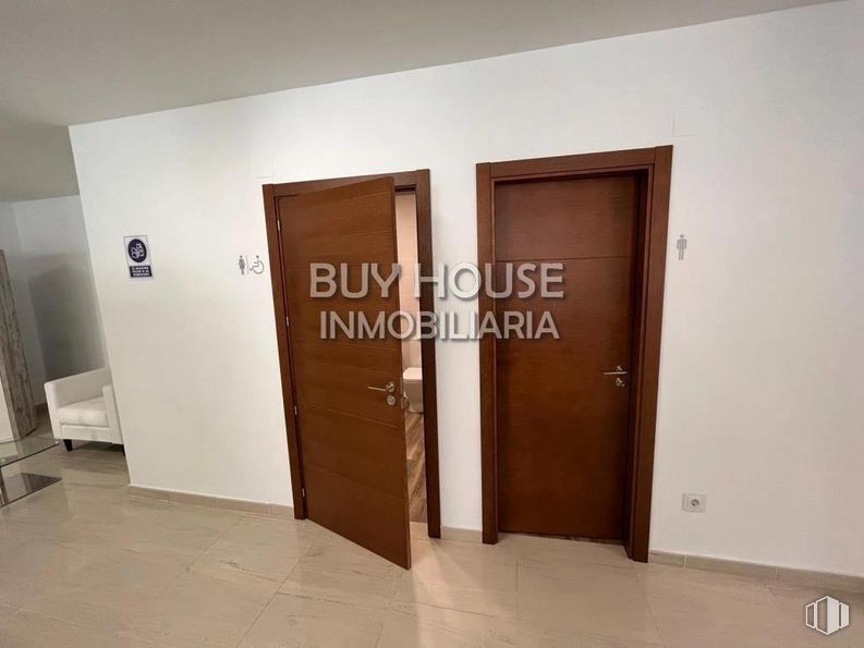 Oficina en alquiler en Zona centro, Illescas, Toledo, 45200 con puerta, armario, edificio, accesorio, madera, suelo, puerta de casa, suelos, madera dura y cerrojo muerto alrededor