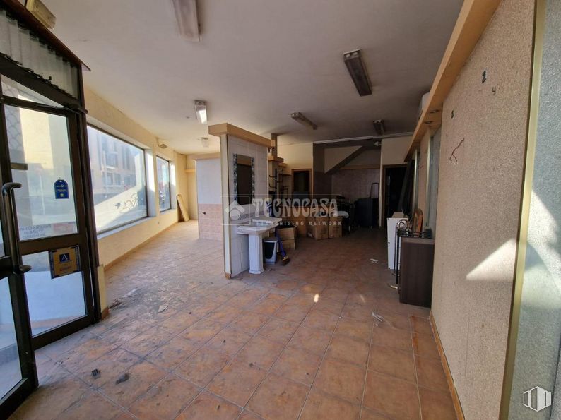 Local en venta en Zona Centro, Pinto, Madrid, 28320 con puerta, edificio, planta de interior, madera, suelo, interiorismo, suelos, marco, hall y mesa alrededor