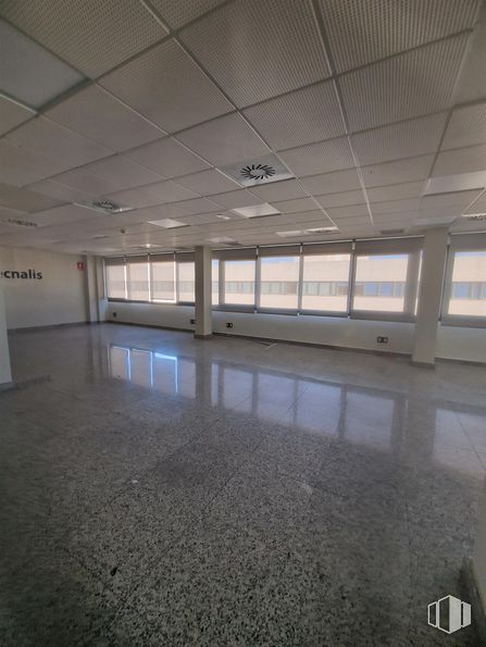 Oficina en alquiler en Zona El Pinar - Punta Galea, Las Rozas de Madrid, Madrid, 28230 con ventana, accesorio, hall, suelos, techo, vidrio, evento, material compuesto, sombra y iluminación natural alrededor