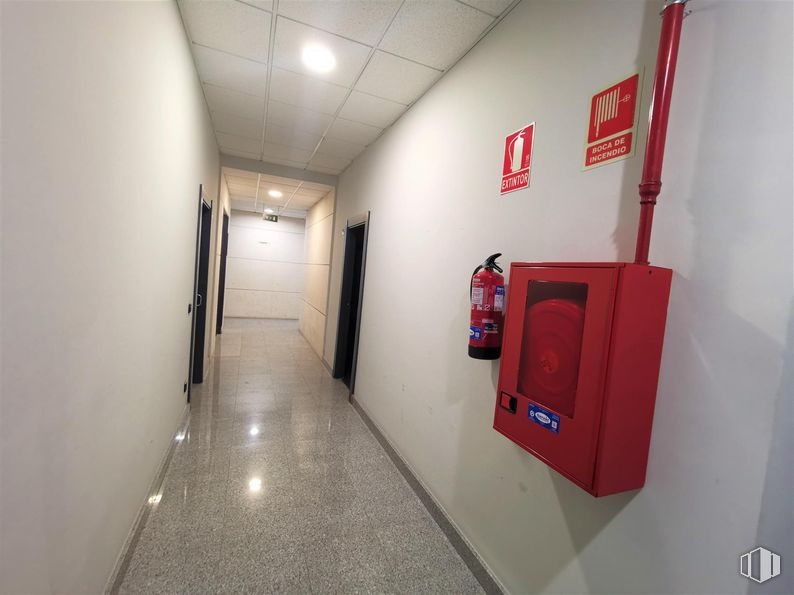 Oficina en alquiler en Edificio 1B (22-B), Calle Casas de Miravete, 22-24, Villa de Vallecas, Madrid, 28031 con rojo, suelos, suelo, techo, pintura, limpieza, lámpara, suelo de baldosas, escayola y transparencia alrededor