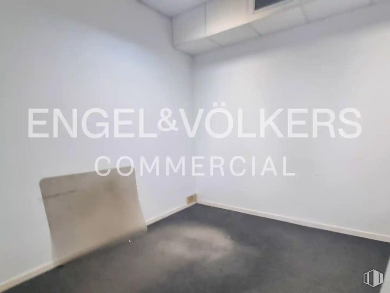 Office for rent at Calle Manuel Tovar, 16, Fuencarral - El Pardo, Madrid, 28034 with architecture, flooring, interior design, grey, floor, wood, font, material property, ceiling and art around