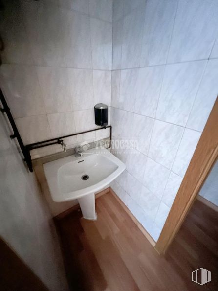 Local en venta en Zona San Nicasio, Leganés, Madrid, 28914 con fregadero, grifo, accesorios de fontanería, lavabo, cuarto de baño, fluido, madera, interiorismo, suelos y suelo alrededor