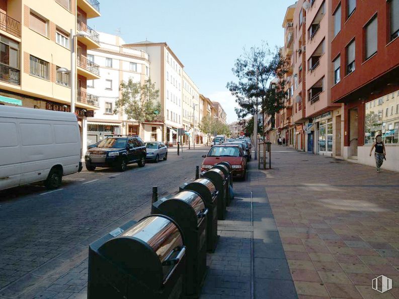 Retail for rent at Calle de José Zorrilla, Segovia, 40006 with car, van, building, wheel, tire, sky, window, vehicle, plant and waste container around