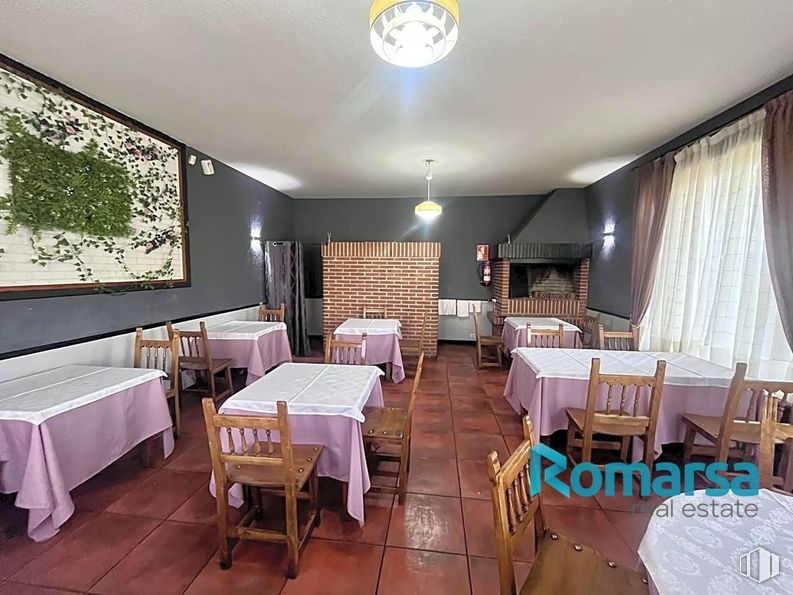 Local en alquiler y venta en Valle de Amblés, Muñogalindo, Ávila, 05530 con silla, lámpara, alumbrado, mesa de cocina y comedor, mesa, mueble, propiedad, decoración, cortina y mantel alrededor